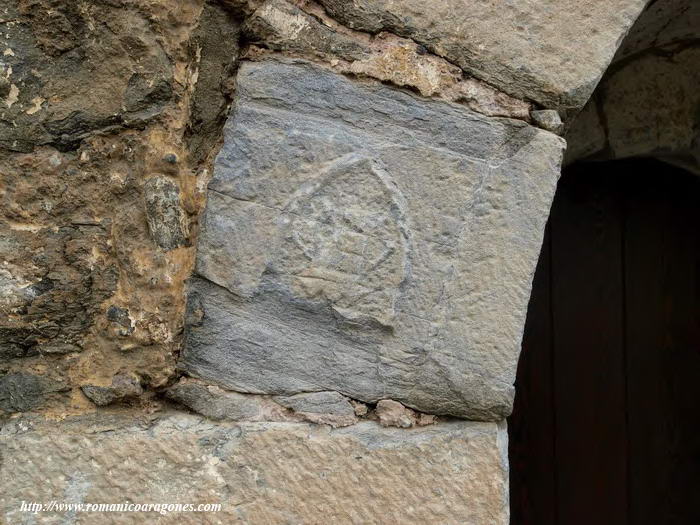 ESCUDOS INVERTIDOS EN LA PUERTA BAJO LA TORRE